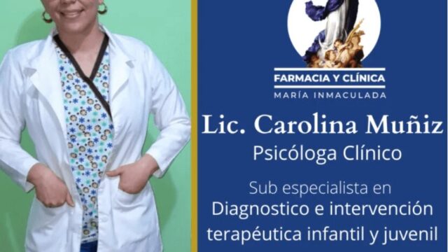 Lic Carolina Muniz Psychologist - Clinical Psychologist in Rivas - photo of her against her name on a blue board