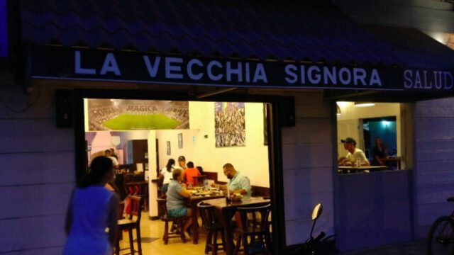 Wood-fired pizza fresh from the oven at Pizzería La Vecchia Signora, served in a cozy Italian-style setting in downtown San Juan del Sur, Nicaragua