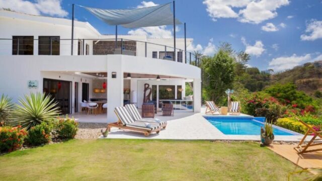 Exterior view of Casa Oli Mar with infinity pool overlooking Nacascolo Bay in San Juan del Sur
