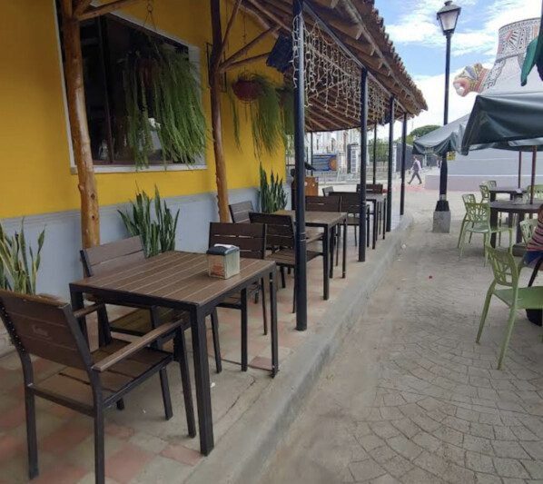 Exterior view of La Nani Café in Rivas with outdoor seating and guests enjoying coffee and meals