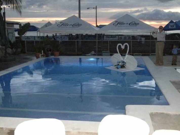 Oceanfront seating and poolside dining at Restaurante La Sirena de Roca Mar in San Juan del Sur, Nicaragua, with seafood dishes served in a tropical setting.