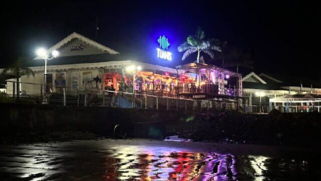 "Tuani’s Resto Bar in San Juan del Sur – Ocean view dining area with vibrant ambiance"