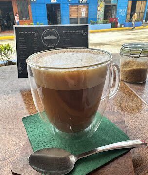 Interior of El Cráter Café showcasing handcrafted Nicaraguan coffee and cozy seating in San Juan del Sur