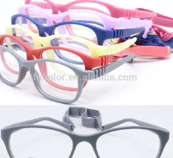 Eye doctor Justo Munguia conducting an eye exam in Managua