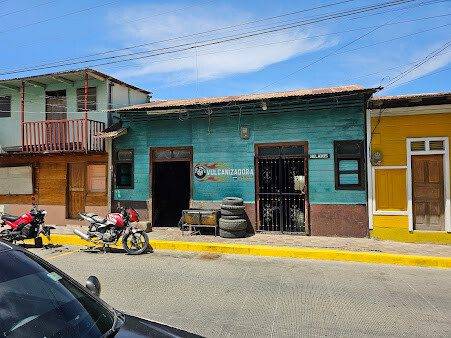 Exterior view of Vulcanizadora Chanel, Chanel Tyre Repair Services, in San Juan del Sur, Nicaragua, showcasing tire repair services