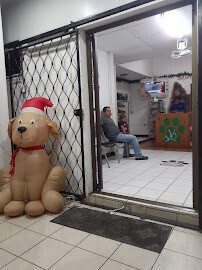 Exterior view of Clínica Veterinaria Mundo de Mascotas in Managua, Nicaragua