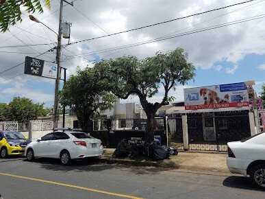 Exterior view of Centro Médico Veterinario Dr Noel Martínez in Managua, Nicaragua