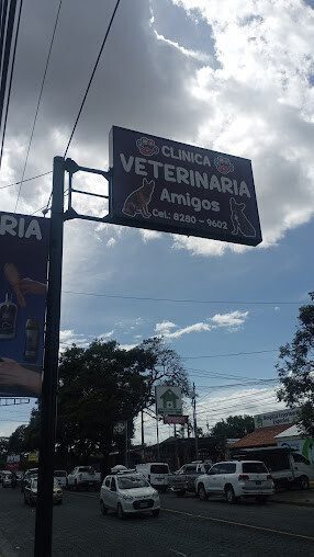 Exterior view of Clínica Veterinaria Amigos in Managua, Nicaragua