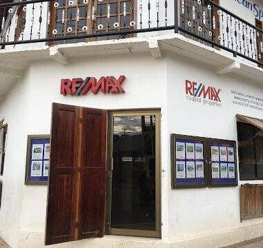 Front exterior view of the RE/MAX Coastal Properties office in SJDS