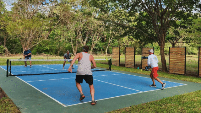 Las Alas Escamequita players on the pickleball court.