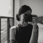 Surfer riding a wave captured by Lo Marie / coastal portrait by Lo Olas y Tajadas